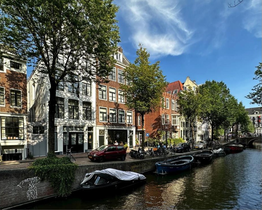 Rijksmonument aan de Blauwburgwal in Amsterdam